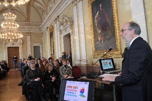 Il vicegovernatore Riccardi mentre interviene alla presentazione dei progetti del Programma di cooperazione Fvg Mit